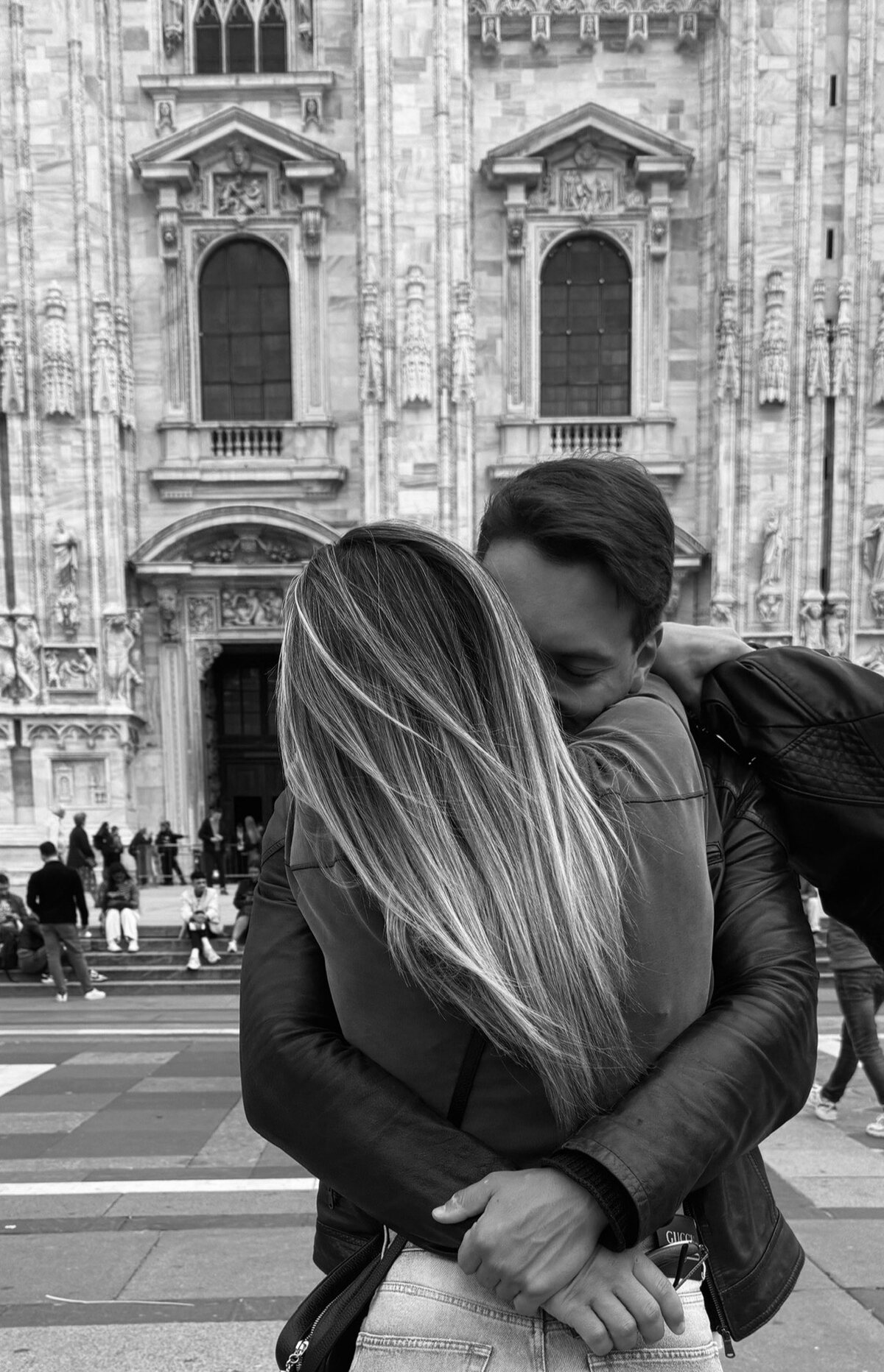 Amanda and Mattia embracing in front of the Duomo di Milano
